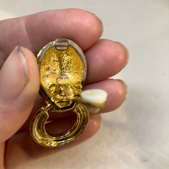 Kenneth J Lane GOLD BLACK ENAMEL CLIP EARRINGS | Panthère Classic 1980's Panther - Picture 8 of 13